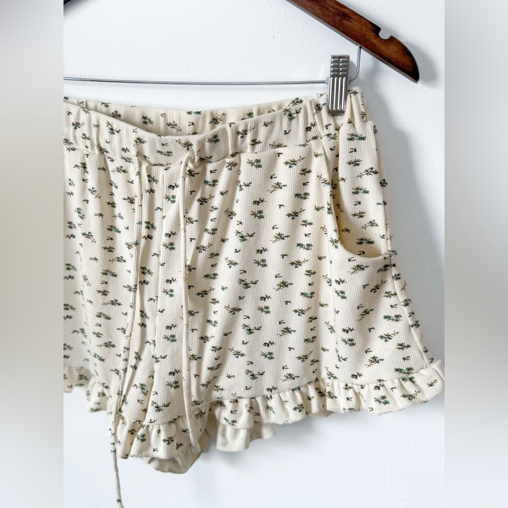 Akaiv Floral Ribbed Shorts - Picture 3 of 5